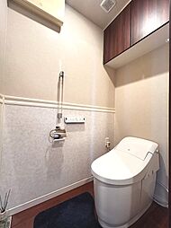 掃除がしやすく、さらに傷やへこみ対策にもなる腰壁を設置。手すりを設置しておりますので立ち座りが楽になる仕様です。