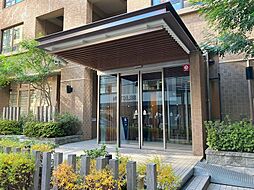 都会の中に位置しながら、緑豊かな色彩のエントランスがお出迎え。トリプルセキュリティで、お住まいされる方の安全を守ります。