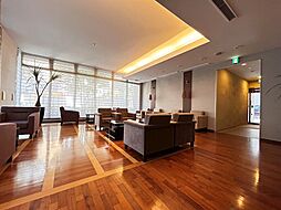 ちょっとした商談や、井戸端会議に利用できる1階エントランス横のラウンジ。落ち着いた木目調のフロアで、ゆったりとした時間をお過ごしいただけます。