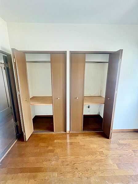 5.8帖の洋室/家族それぞれの荷物をしっかりしまえる!大きな収納のあるお部屋です。