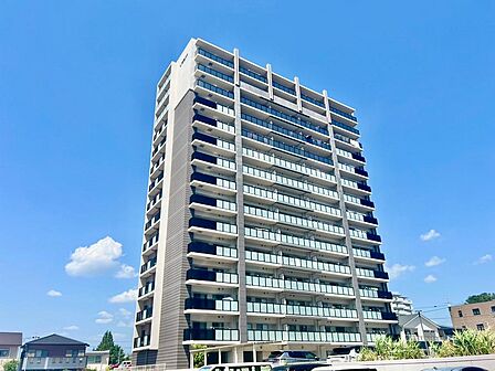 岡崎市花火大会の日は屋上が開放され、混雑を避けながら迫力ある花火を楽しめます。小さなお子様がいるご家庭も、安心してゆったりと夏の風物詩を満喫できます。