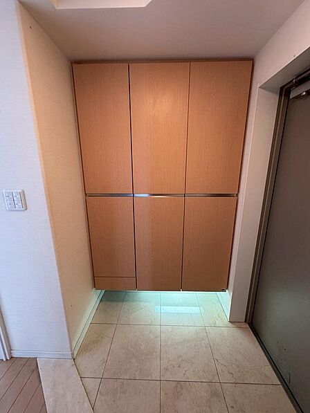 下部が空いたフロート式の玄関収納は、ほこりやゴミが溜まりにくく掃除が簡単。毎日の掃除がラクになるため、忙しいご家庭にもおすすめです。