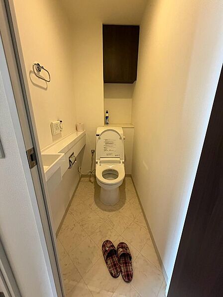 誰にも邪魔されずにホッと一息つける、落ち着きのあるプライベート空間。コンパクトながらも必要な機能を備えた、使い勝手の良い設計です。
