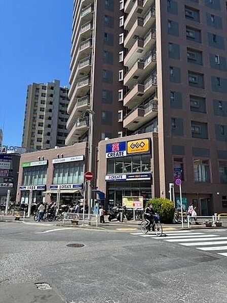 薬CREATEつつじヶ丘駅前に所在のドラッグストア。2Fにはゲオががあります。 740m