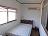洋室：窓が大きいお部屋は光が差し込み明るく、開放的に過ごせます。