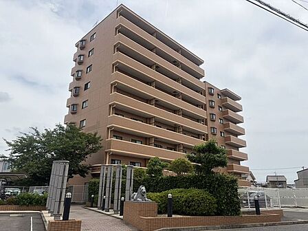 ブラウン調の上品なタイル貼りが印象的な外観デザイン。落ち着いた住環境と整った共用部で、安心して心地よく暮らせるマンションです。