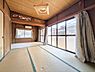 室内：■1階和室■玄関側とダイニングキッチン側の二方向から出入りできる和室です！客間やお子様の遊び場所にもおすすめです！(2026年6月撮影)※リフォーム前写真