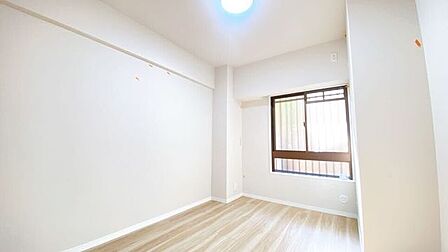 大きな窓から朝日が差し込み、目覚めのよい1日が迎えられそうです◎
