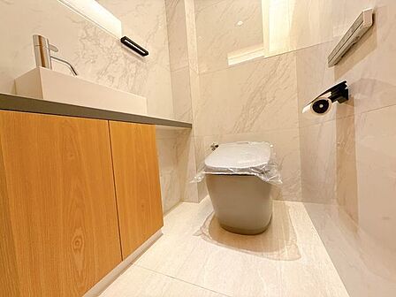 奥行きがあり手洗いつきのトイレです◎
