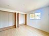 洋室：窓から風を感じられる快適なお部屋です。