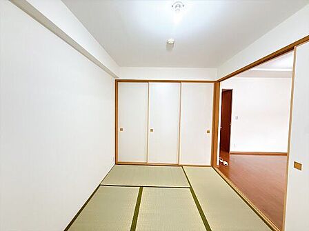 押入れがあり、布団などもたくさん収納できます◎