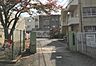 周辺：東市小学校 830m