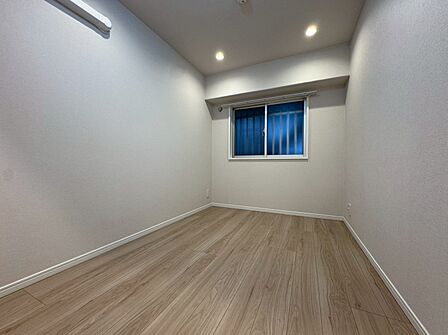 清かで艶やかな時間をもたらしてくれる室内です。
