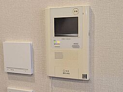 誰が来てもわかる様にモニター付きインターホンを設置。
