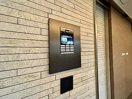 誰が来てもわかる様にモニター付きインターホンを設置。