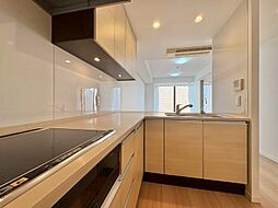 使いやすくスタイリッシュなキッチン空間になっております。