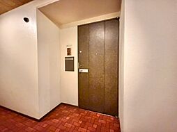 清潔感のある落ち着いた雰囲気の玄関です。