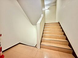 共用部の階段です。明るく清潔に管理されています。