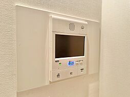 誰が来てもわかる様にモニター付きインターホンを設置。