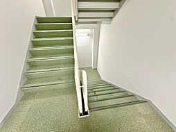 共用部の階段です。明るく清潔に管理されています。