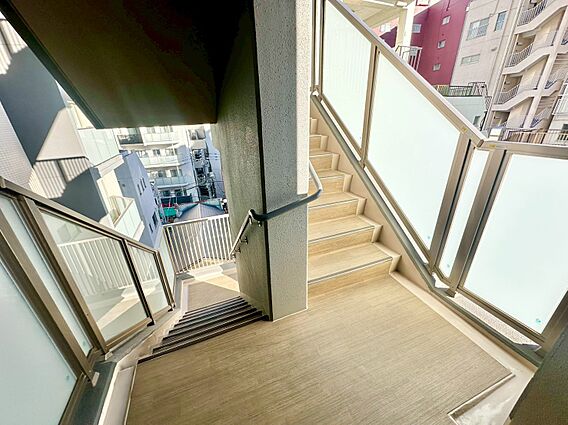 共用部の階段で...