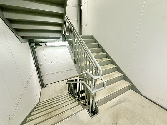 共用部の階段で...