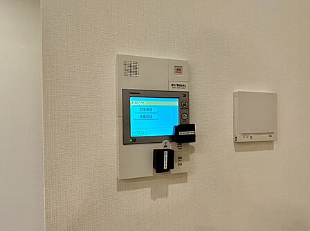 誰が来てもわかる様にモニター付きインターホンを設置。