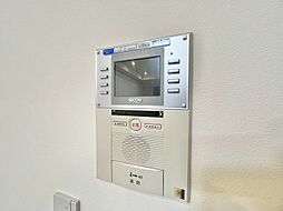 誰が来てもわかる様にモニター付きインターホンを設置。