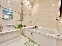 一日の疲れを癒すバスルームは、心地よいリラックスを叶える清潔感溢れる空間です。
