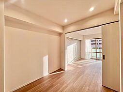 清かで艶やかな時間をもたらしてくれる室内です。