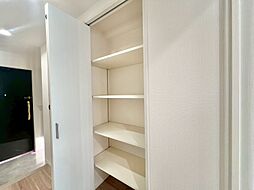 家電やスーツケース、ストック品など何でも片付く嬉しい空間です。