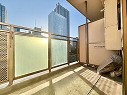 朝の澄んだ空気や、夕方に吹く清々しい風を感じられるバルコニー。