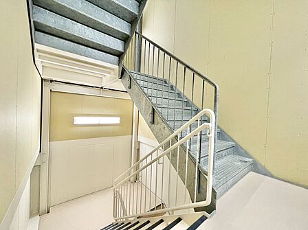 共用部の階段です。明るく清潔に管理されています。