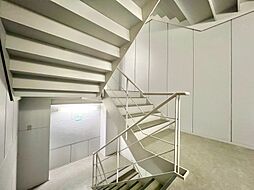 共用部の階段です。明るく清潔に管理されています。