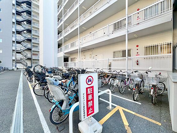 駐輪場も綺麗に...
