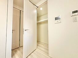家電やスーツケース、ストック品など何でも片付く嬉しい空間です。
