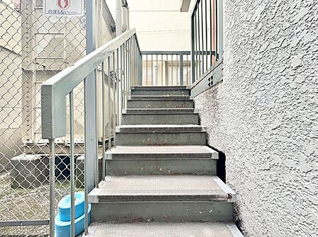 共用部の階段です。明るく清潔に管理されています。