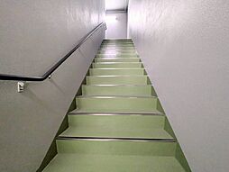 共用部の階段です。明るく清潔に管理されています。