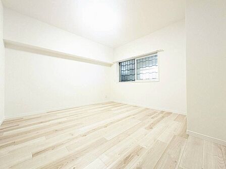 清かで艶やかな時間をもたらしてくれる室内です。