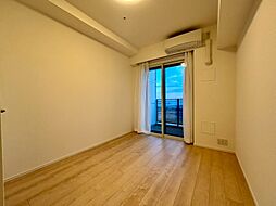 清かで艶やかな時間をもたらしてくれる室内です。