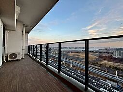 朝の澄んだ空気や、夕方に吹く清々しい風を感じられるバルコニー。