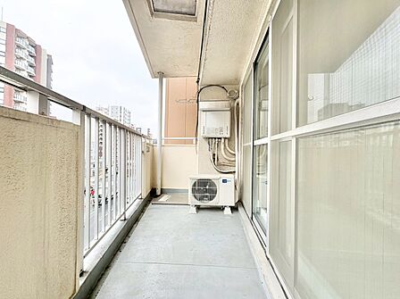 朝の澄んだ空気や、夕方に吹く清々しい風を感じられるバルコニー。