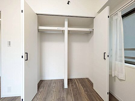 家電やスーツケース、ストック品など何でも片付く嬉しい空間です。