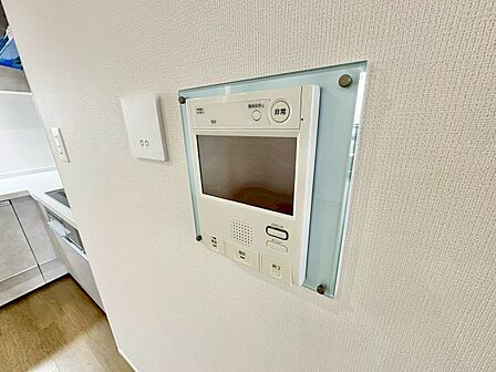 誰が来てもわかる様にモニター付きインターホンを設置。