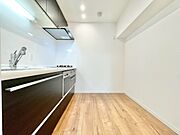 使いやすくスタイリッシュなキッチン空間になっております。※リフォーム前の参考写真です。