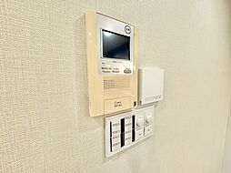 誰が来てもわかる様にモニター付きインターホンを設置。
