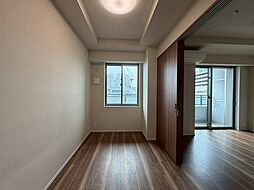 清かで艶やかな時間をもたらしてくれる室内です。