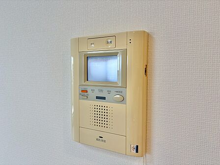 誰が来てもわかる様にモニター付きインターホンを設置。
