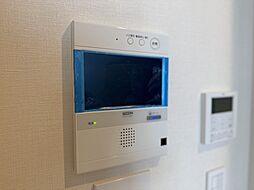 誰が来てもわかる様にモニター付きインターホンを設置。