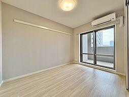 清かで艶やかな時間をもたらしてくれる室内です。